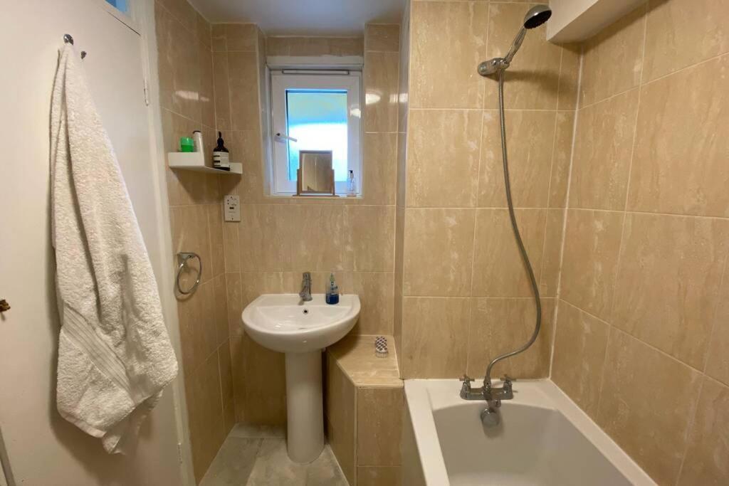 Two Bedroom Garden Flat In Zone 2 London Eksteriør billede