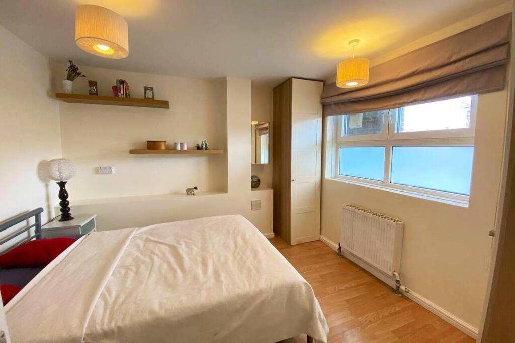 Two Bedroom Garden Flat In Zone 2 London Eksteriør billede